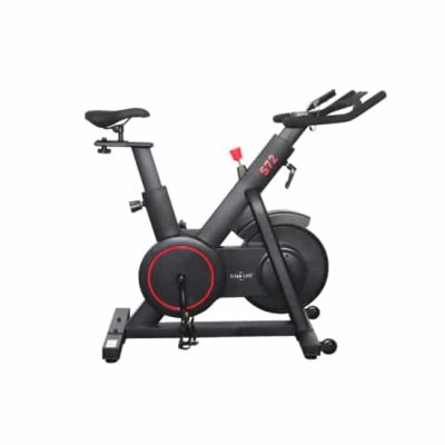 TITAN LIFE Indoor Bike S72 i sort med røde detaljer, justerbart sæde og styr, samt robust ramme og pedaler.