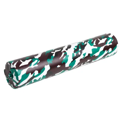 Cylindrisk nakkepude med camouflage mønster i grøn, hvid og brun. Designet til støtte og komfort.