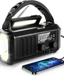 Sort radio powerbank med solceller, lommelygte og håndtag. Forbundet til en opladende smartphone.