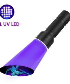 Sort UV-lygte med 21 LED-pærer og lilla lys, fremhæver en skorpion i lyset. Tekst: "21 UV LED".