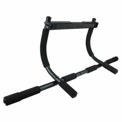 Sort træningsstang med flere håndtag, polstrede greb og buede stænger til dørmontering for pull-ups.