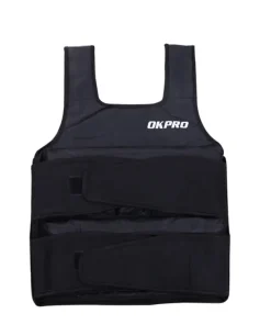 Sort vægtvest med hvide "OKPRO"-bogstaver på brystet, to brede justerbare stropper omkring maven.