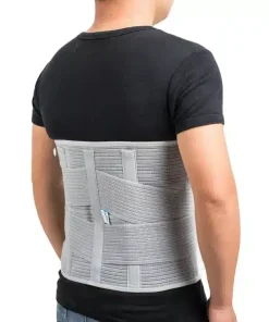 En person iført en grå rygkorset, der dækker lænden og ryggen. Personen har en sort T-shirt på.