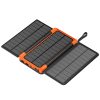 Solcelle powerbank med 3 paneler, orange kant, USB-porte, 10.000mAh kapacitet og digitalt display.
