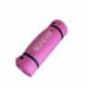 Pink yogamåtte rullet sammen med NORGYM logo.