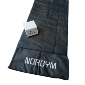 Sort infrarødt saunatæppe med velcro og "NORGYM" logo. Ved siden af ligger en hvid kontrolboks med knapper.