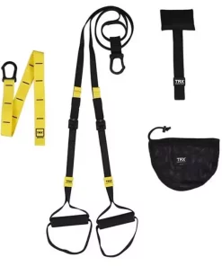 TRX Move Suspension Trainer indeholder gule og sorte stropper, håndtag, en netpose og ekstra tilbehør.