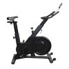 En sort motionscykel med justerbart sæde, håndtag og en stor svinghjul foran. Robust og minimalistisk design.