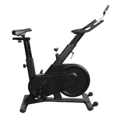 En sort motionscykel med justerbart sæde, håndtag og en stor svinghjul foran. Robust og minimalistisk design.