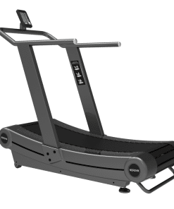 Selvkørende løbebånd med buet løbeflade, robuste håndtag, digital skærm og solid konstruktion. NORGYM-logo.