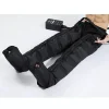 Person iført sorte recoveryboots med 6 kamre, tilsluttet en kontrolenhed. Kun overkroppen er synlig.