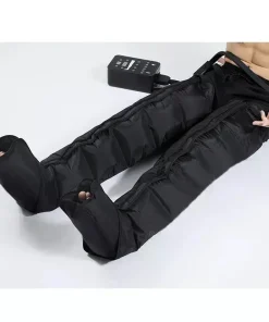 Person iført sorte recoveryboots med 6 kamre, tilsluttet en kontrolenhed. Kun overkroppen er synlig.