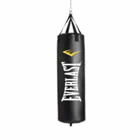 Sort Everlast boksepude med gul logo og hvid tekst, hængende fra sorte stropper og metal kæde.