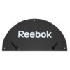Sort halvcirkelformet vægholder med hvidt "Reebok" logo og to kroge til at hænge træningsmåtter.