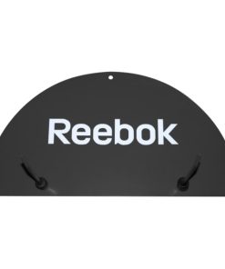 Sort halvcirkelformet vægholder med hvidt "Reebok" logo og to kroge til at hænge træningsmåtter.