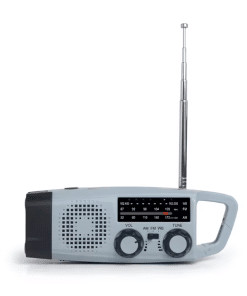 Grå nødradio med håndsving, solcellepanel, teleskopantenne, højttaler og kontrolknapper til volumen og indstilling.