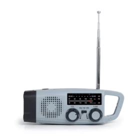Grå nødradio med håndsving, solcellepanel, teleskopantenne, højttaler og kontrolknapper til volumen og indstilling.