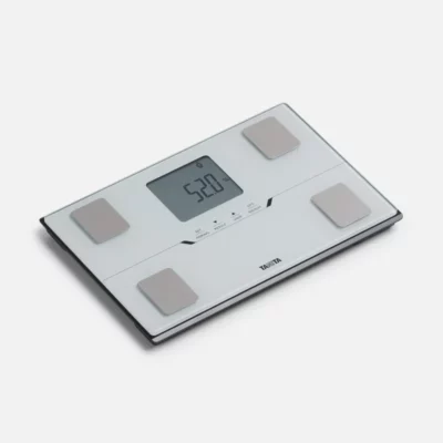 Tanita BC-401 hvid kropsanalysevægt med fire grå elektroder og stort display, der viser 52,0%.