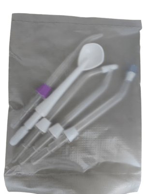 Et sæt med fem hvide og gennemsigtige flosser-spulerør, pakket i en gennemsigtig plastikpose.