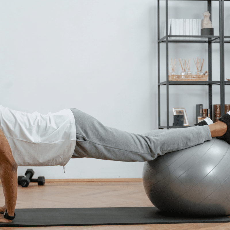 Person træner på en fitnessbold