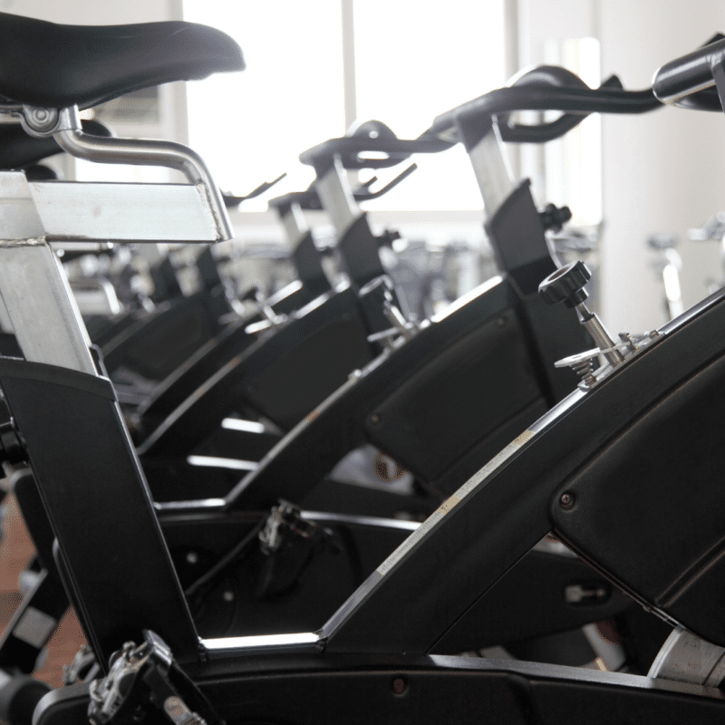 Række af motionscykler i et fitnesscenter