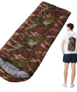 Camouflage sovepose og person med taske på ryggen