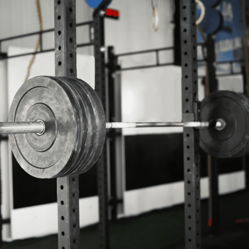 Vægtstang med vægtskiver i en squat rack