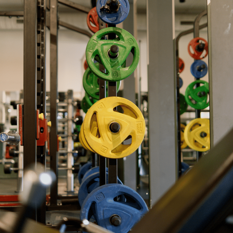 Farvede vægtskiver i et fitnesscenter