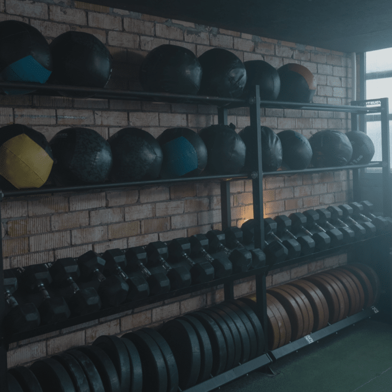 Fitnessudstyr på hylder