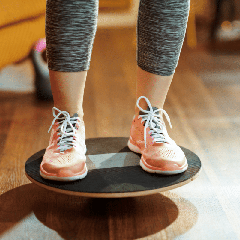 Person i træningstøj på balancebræt
