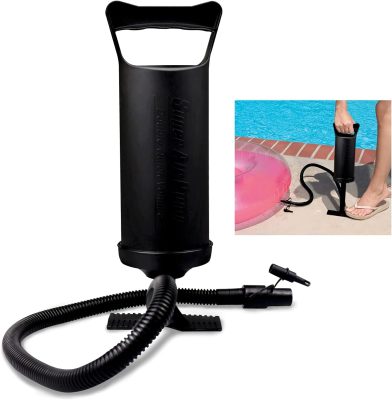 Sort håndpumpe med en slange ved siden af en swimmingpool.