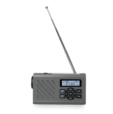 En grå nød-radio med antenne, solcellepanel, LCD-skærm og knapper til volumen, tuning, scanning og indstilling.