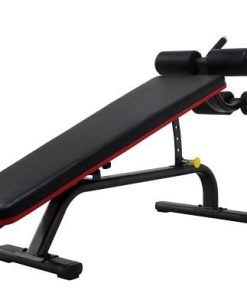 Justerbar mavebænk fra NORGYM PRO med sort polstret overflade og rød kant. Robust stålramme og skumpolstrede benholdere.