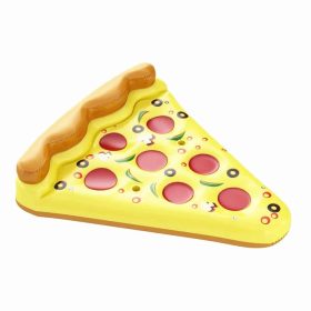 En stor, trekantet luftmadras formet som et stykke pizza med pepperoni, oliven og grøntsager på en gul baggrund.