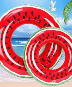 To baderinge med vandmelonmotiv foran stranden.