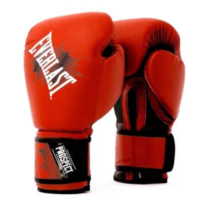 Røde boksehandsker med hvidt "Everlast"-logo og sort "Prospect"-mærke. Velcro-lukning og polstret design.