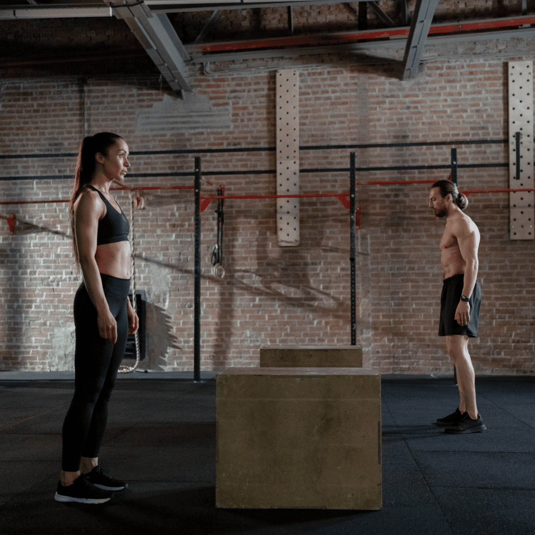 Mand og kvinde står overfor hinanden i et fitnesscenter.