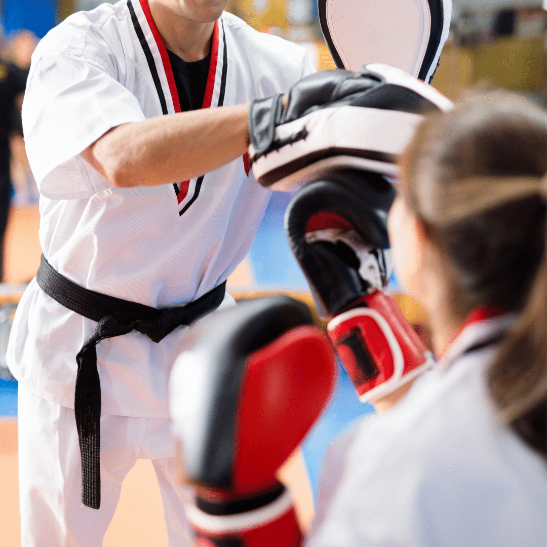 Personer træner taekwondo med fokus på slagteknikker.