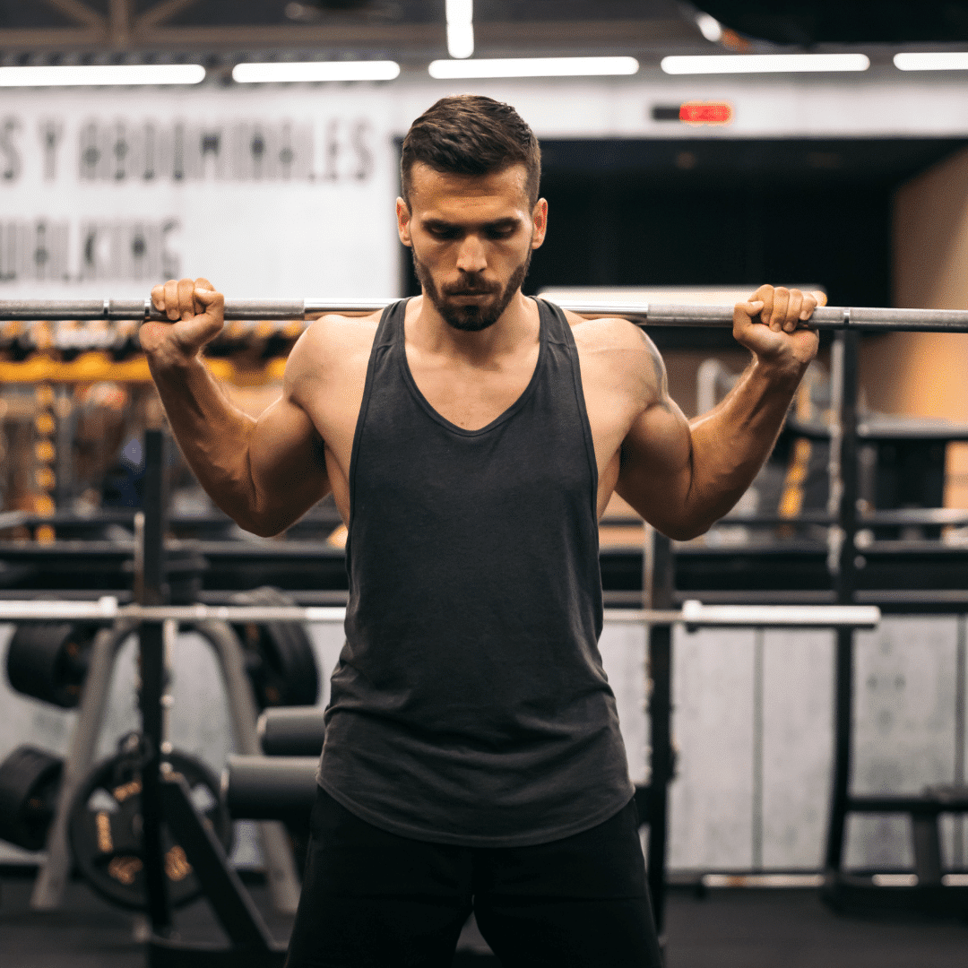 Mand løfter vægtstang i fitnesscenter