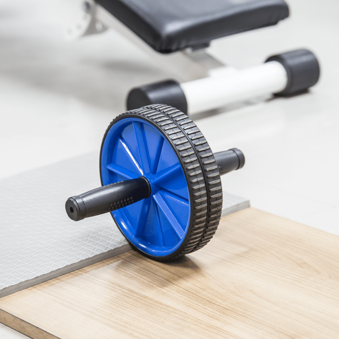 Blåt fitness hjul på træningsmåtte