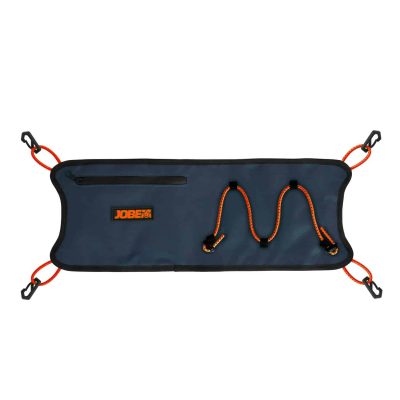 Opbevaringsnet til SUPs i blå med orange detaljer, lynlåslomme og fire kroge i hvert hjørne til fastgørelse.