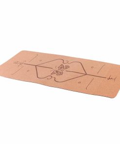 En brun yogamåtte med geometriske mønstre.