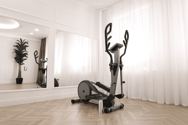 Crosstrainer en effektiv træningsmetode. En crosstrainer i et lyst hjemmefitness