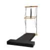 Wall unit med måtte Pilates udstyr med træramme og polstret underlag.