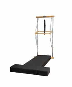 Wall unit med måtte Pilates udstyr med træramme og polstret underlag.