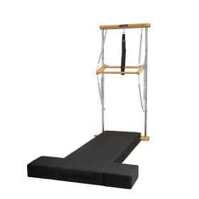 Wall unit med måtte Pilates udstyr med træramme og polstret underlag.