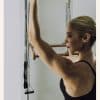 Kvinde ved pilatesmaskine