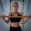 Kvinde træner med Pilates-udstyr
