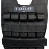 Sort vægtvest med mærket "Titan Life" på forsiden.