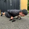 Mand laver armbøjninger med push-up bars